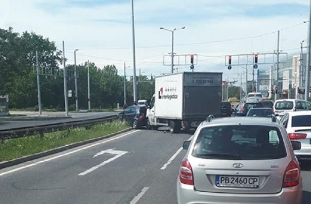 Катастрофа между камион и две коли в Пловдив