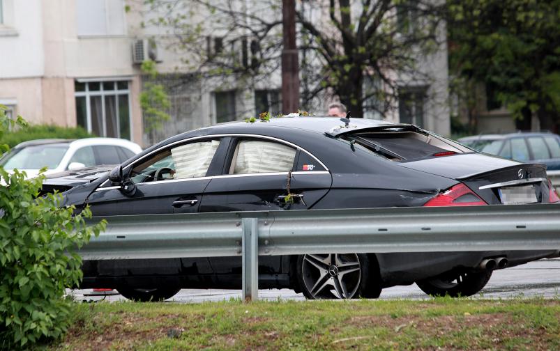  Кола блъсна четири деца, след което се прекатурна в река в София. Пострадали са три девойки на 17 години и едно момче на 16. Едното от децата е с открита фрактура, описаха очевидци. Две от децата паднали в реката след конфликта, те имат височинни контузии. Инцидентът станал на... 