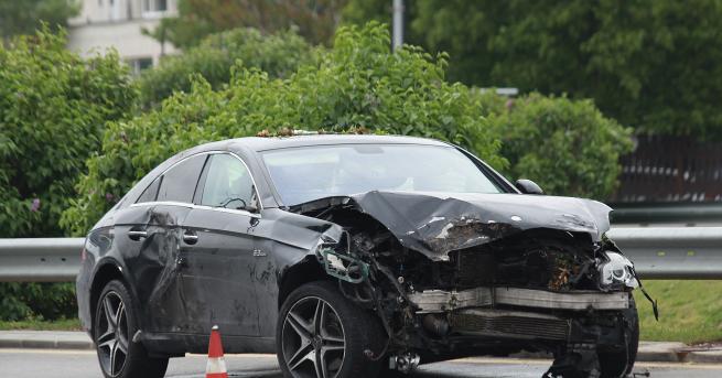 България Кола блъсна 4 деца и се обърна в река