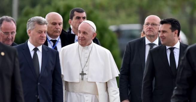 Папа Франциск отпътува със специален полет от летище Скопие с