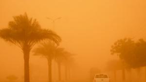 Жълтеникава мъгла и пустинен пясък от Сахара покри във вторник