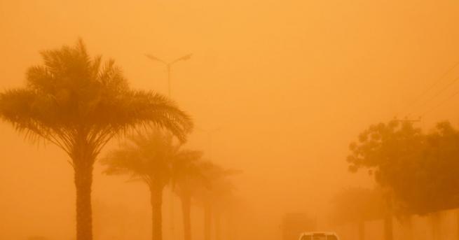 Огромна пясъчна буря покри град в Австралия пише в Гардиън