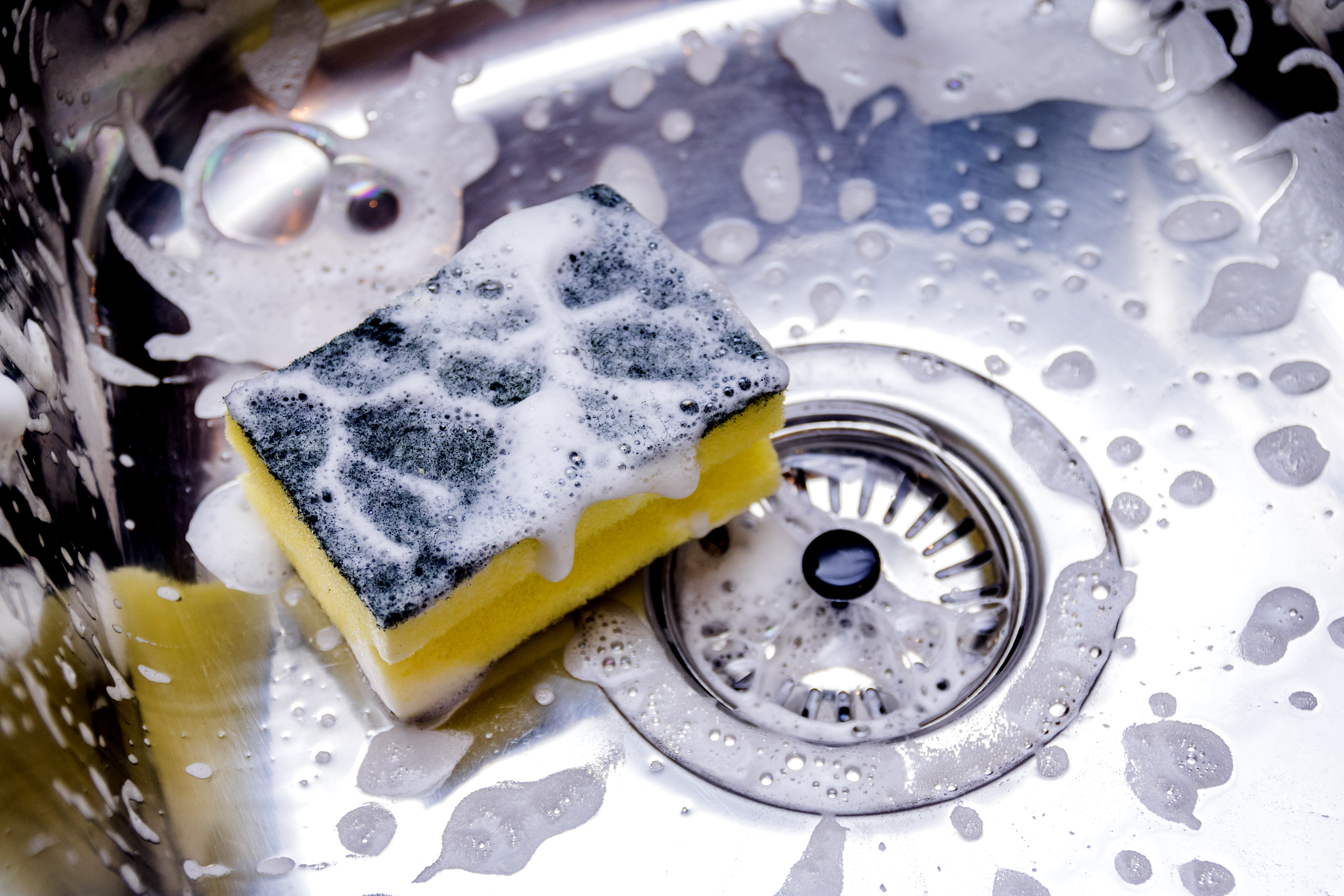 Що се отнася до гъбичките, с които миете посудата, те трябва да се оставят добре изплакнати и изстискани след миене и да се сменят често. В тях се събират също много бактерии.