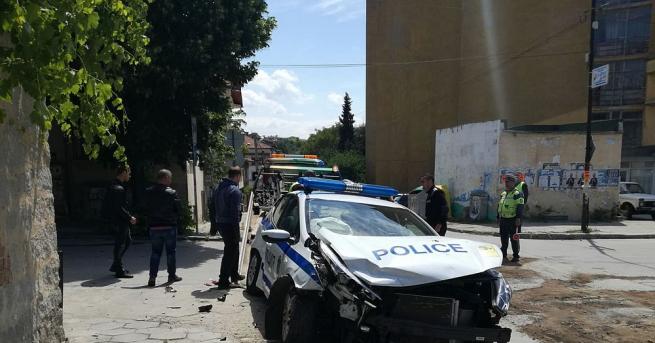 Лек автомобил Мерцедес блъсна полицейска патрулка на кръстовище в Сандански