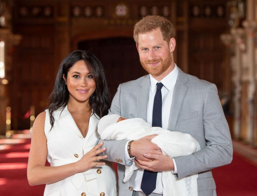  Херцозите на Съсекс принц Хари и брачната половинка му Меган Маркъл демонстрираха първородния си наследник 