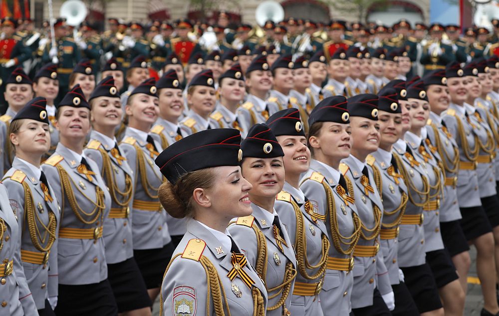 13 600 войници и 160 бойни машини на парада в Москва (СНИМКИ) - DarikNews.bg