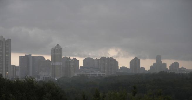 Свят Силна буря в Москва има пострадали Паднали дървета и