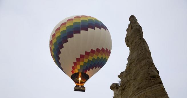 Туристи летели с балон са се заклещили между скали в
