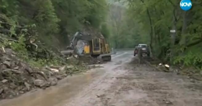 България Срутището към Рилския манастир се активизира Големи камъни са