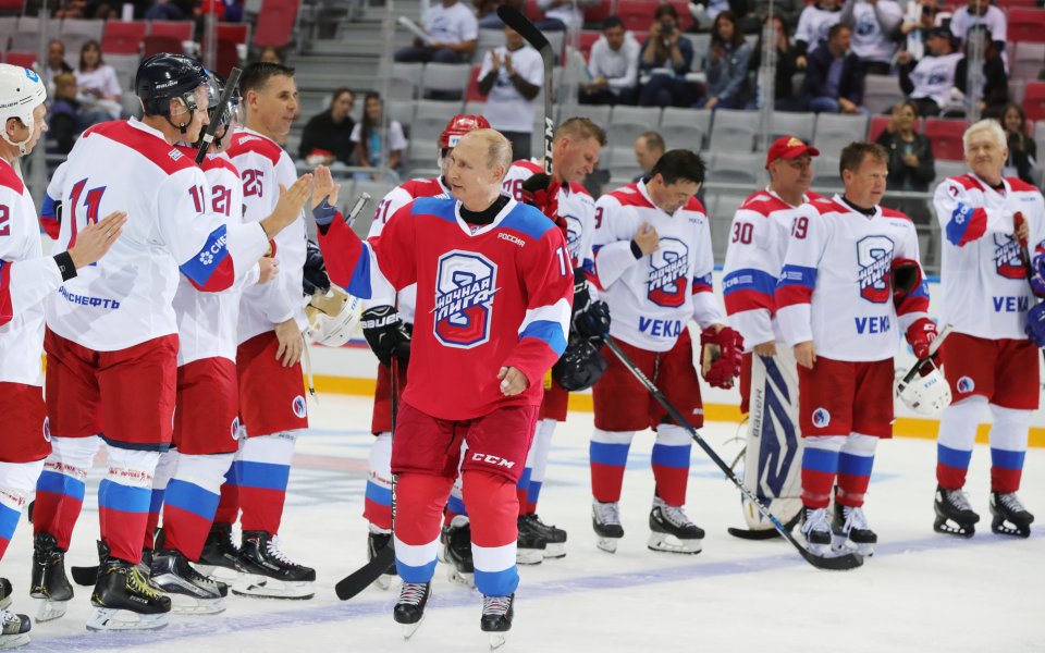 Владимир Путин с осем гола в мач по хокей на лед