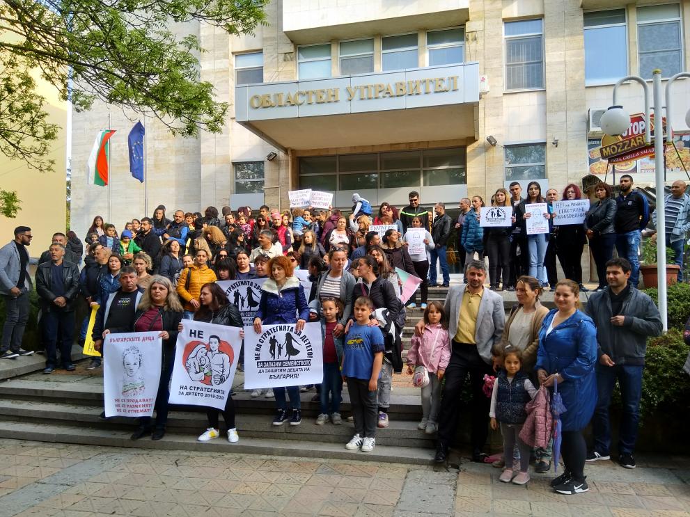 Протест в Добрич срещу Стратегията за децата