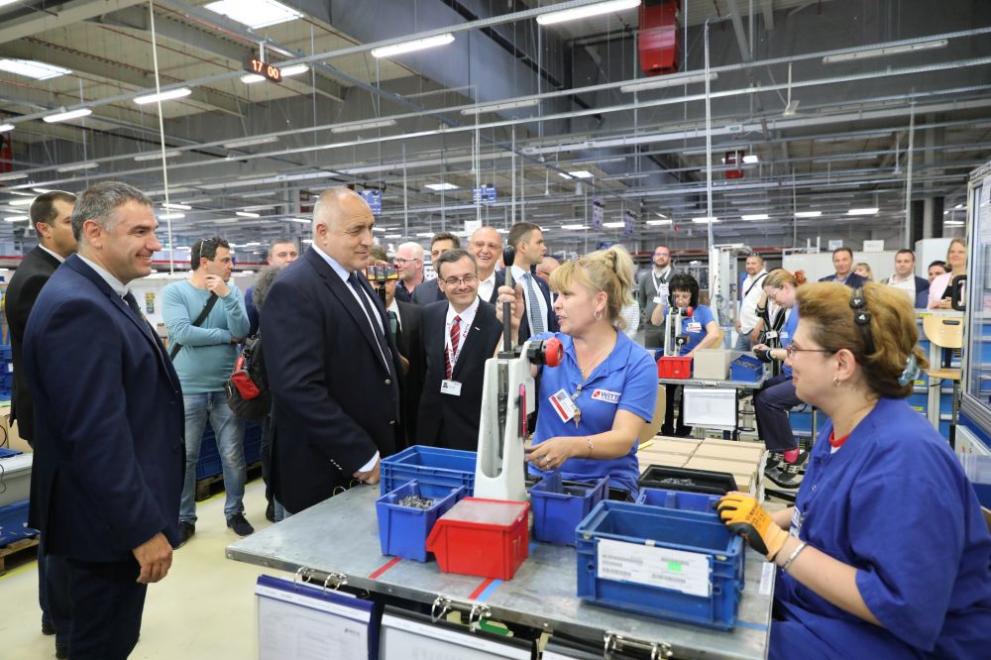 Премиерът бе в Русе, за да се запознае с новата инвестиция на немски завод за автомобилни заключващи механизми, който откри нова производствена база