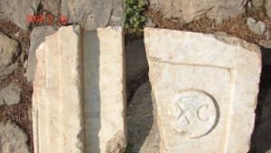 Мраморни късове с релефни изображения върху някои от тях