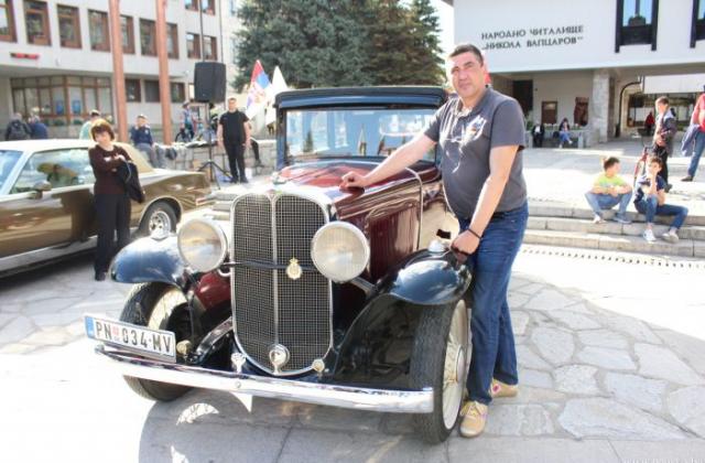 Ретро автомобили шестваха на парад в Банско