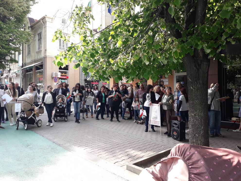 Протест срещу Стратегията за детето в Шумен