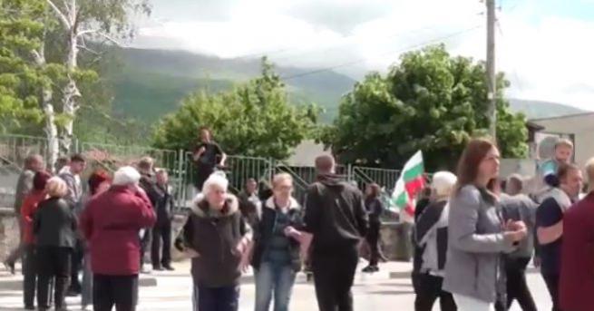 Протестиращи жители на село Кърнаре затвориха за кратко Подбалканския път