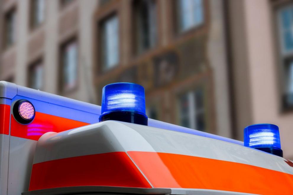 74-годишен мъж е пострадал тежко при пътен инцидент в Павликени, съобщиха