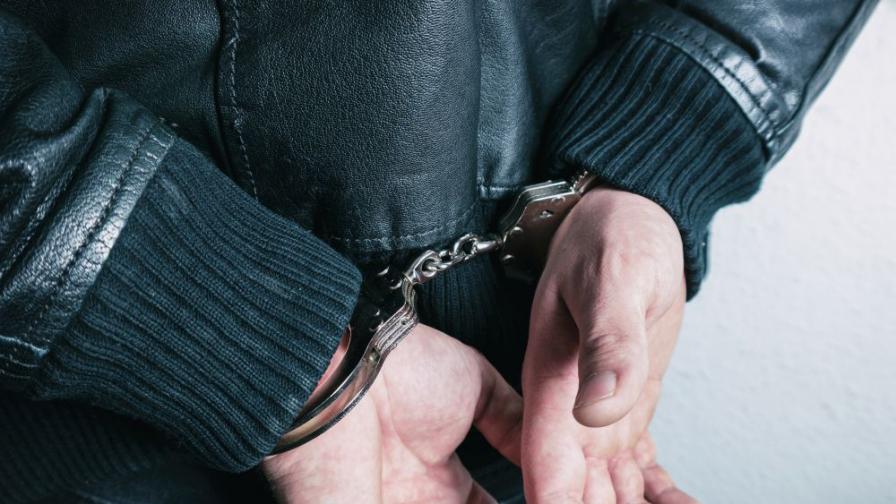  Задържаха 6 души за изнудване и пране на пари 