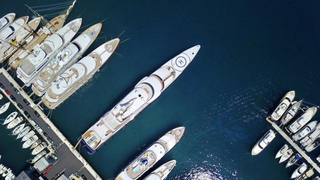 Компания предлага златна професия на борда на луксозни яхти