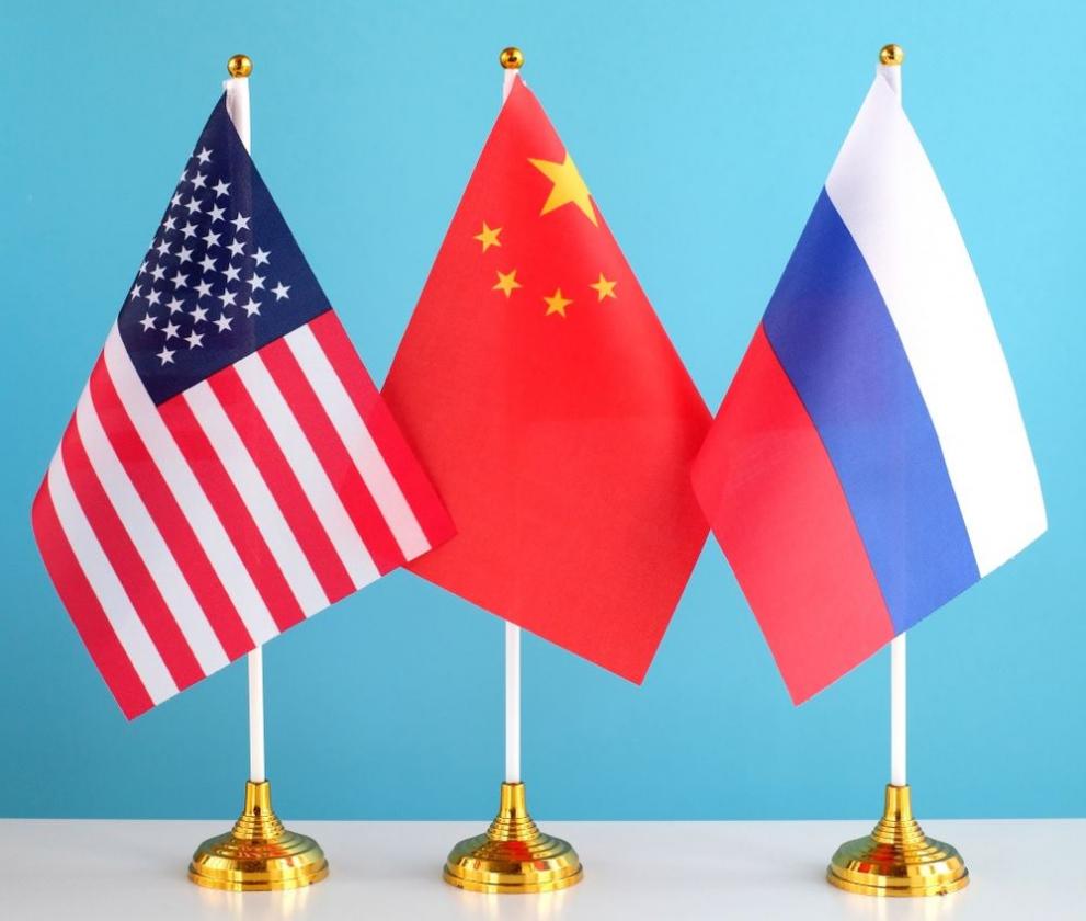 САЩ Китай Русия знамена