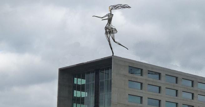 Jump е една от забележителните творби на скулптора Живко Седларски