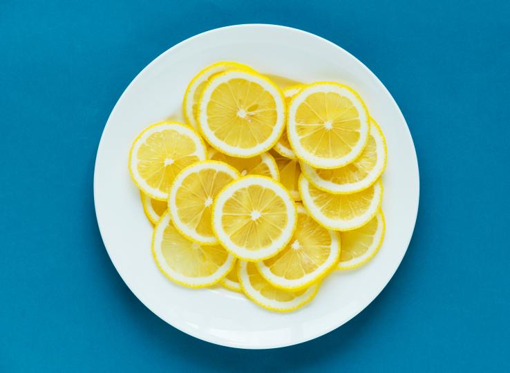 <p><strong>...и на лимоновите резенчета</strong></p>

<p>Те са подходящи за изтъркването на засъхнала храна по вътрешността на микровълновата. Стопли чаша вода с лимон вътре и парата ще омекоти лепкавите петна. Процедурата може да мине и без лимон, но това ще лиши уреда от приятната миризма след това.</p>

<p>Резенчетата лимон заличават и петна по дъската за рязане, а с помощта на сол премахва и засъхнала храна, с която миялната машина не може да се справи.</p>