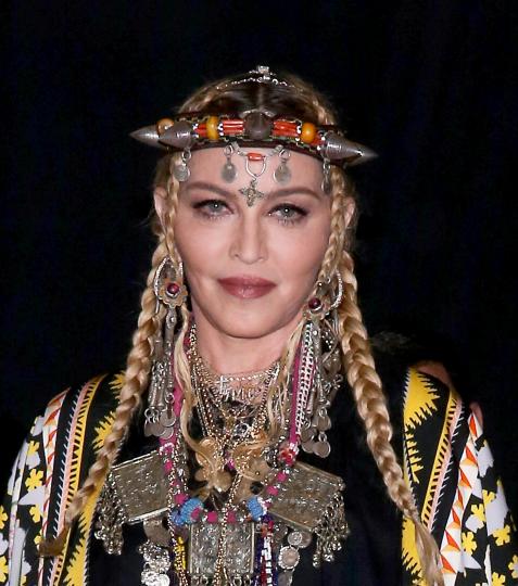 <p><b>Мадона</b></p>

<p>Как тя поддържа външния си вид е тема, която надали някога ще бъде изчерпана. Певицата е споделяла, че си е купила антицелулитна машина с акустични вълни на стойност $99 000.</p>

<p>&nbsp;</p>