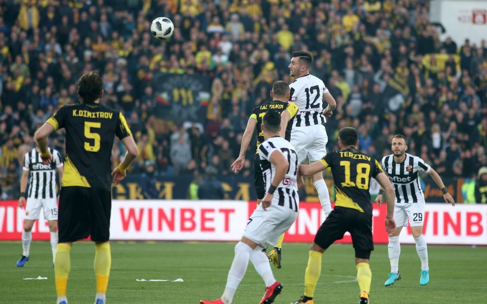 17-годишният защитник Петър Петров е изненадата в групата на Локомотив