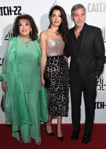  Актьорът постоянно се появява на събития дружно със своята брачна половинка, само че в сряда вечер на аления килим, паралелно до двойката беше и тъщата на артиста. Триото участва на английската премиера на „ Параграф 22 “ – новият минисериал с присъединяване на 58-годишния Клуни, който режисира и два от епизодите. 