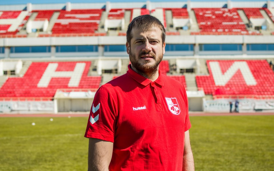 41-годишният сръбски треньор Ненад Лалатович е сред актуалните варианти за