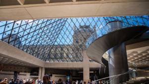 стъклената пирамида на Лувъра