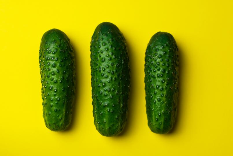 <p><strong>КРАСТАВИЦА </strong>- Този зеленчук е известен със своите хидратиращи свойства. Нарежете краставицата на тънки филийки и масажирайте с тях устните си.&nbsp;</p>