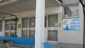 Деца се катерят по покрива на ясла във Варна