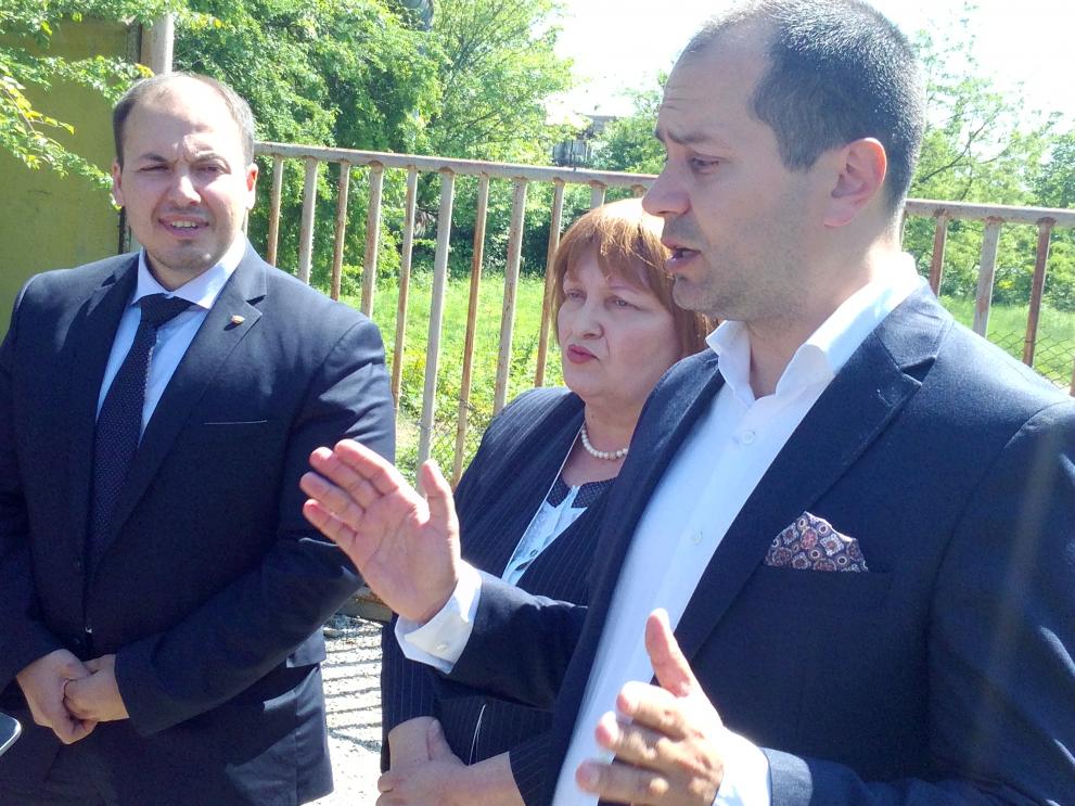 Собственикът на фирмата "Камибо", областният управител и кметът на Враца - отляво на дясно.