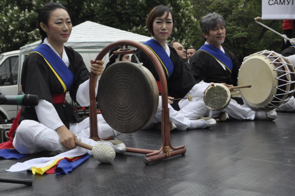 Екзотика и колорит  донесе представянето на корейскиятфолклорен ансамбъл "Со Йънг Самулнори", който ще участва и във втория фестивален ден.