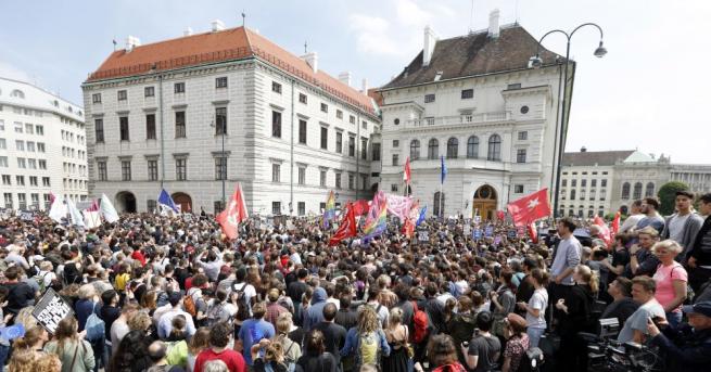 Хиляди се събраха за протест в центъра на Виена с