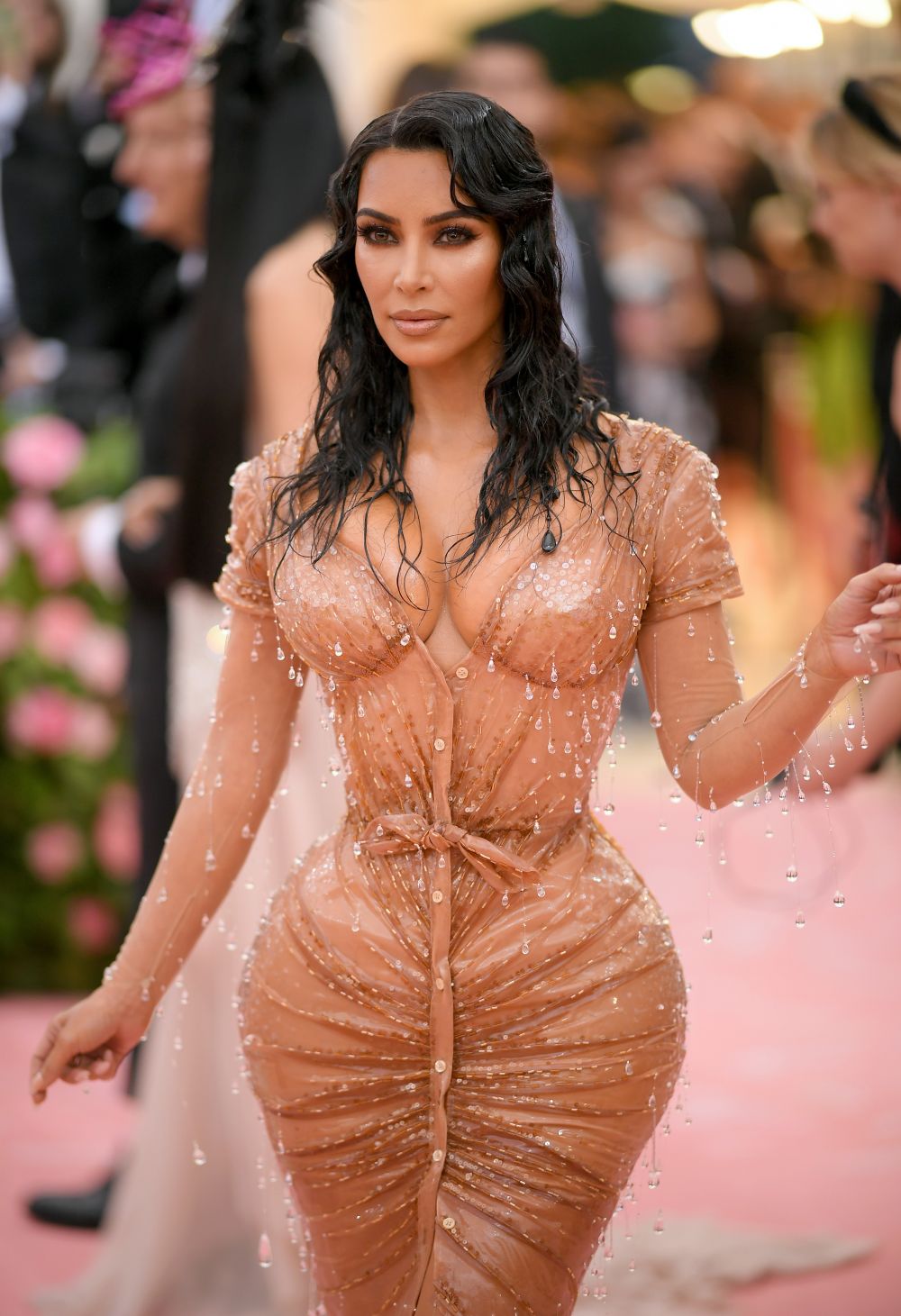 Критици и почитатели още говорят за роклята на Ким Кардашиян