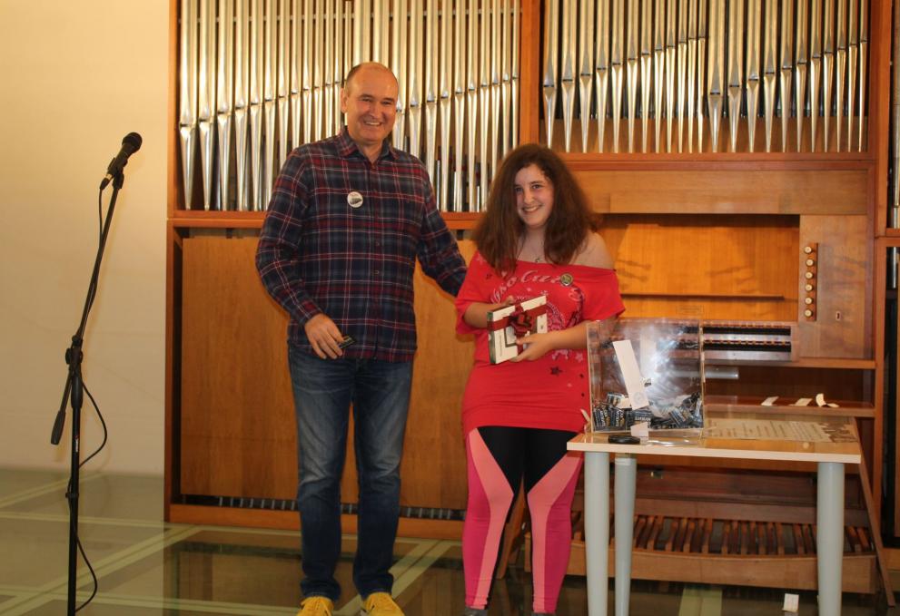 Голямата награда тази година – електронна книга отиде при Габриела Енчева.