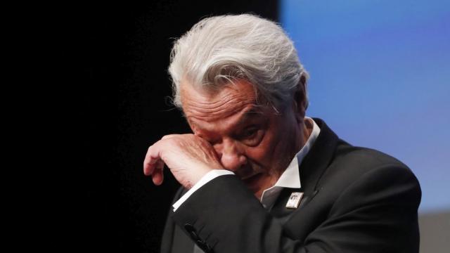 Ален Делон се просълзи докато получаваше почетна „Златна палма” (ВИДЕО)