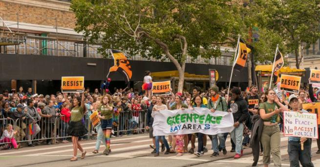 Активисти на международната природозащитна организация Грийнпийс блокираха входа на централата