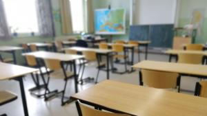 Младежи нахлуха в училище в Костинброд и удариха ученик съобщиха