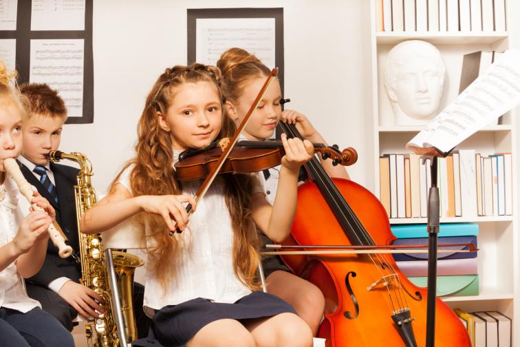  Слушането на класическа музика развива мисленето на децата и способността им да разсъждават. 