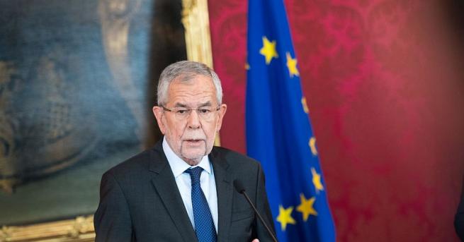 Австрийският президент Александер ван дер Белен уволни от правителството всички