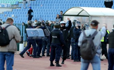 Без сериозни инциденти премина футболната среща между Левски и ЦСКА на