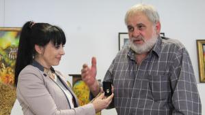 Ирена Петрова връчи златна значка на художника Атанас Владимиров