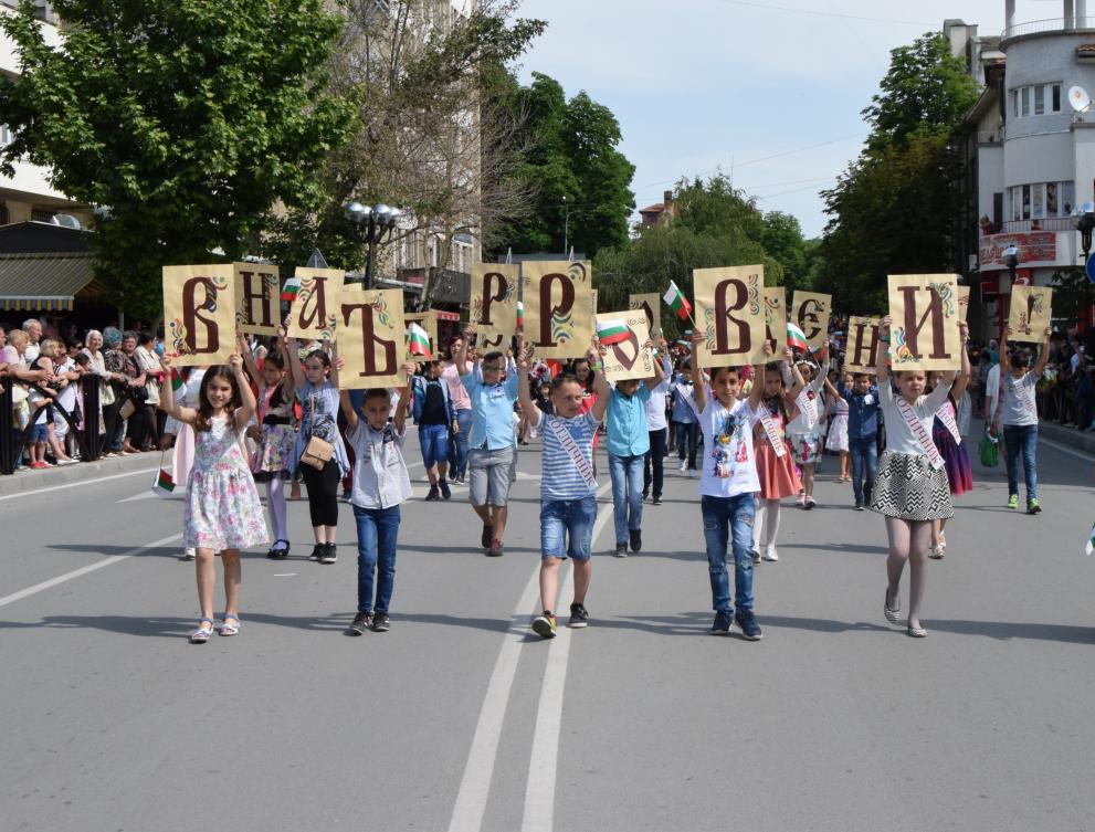 С празнично шествие Горна Оряховица чества Деня на българската просвета и култура