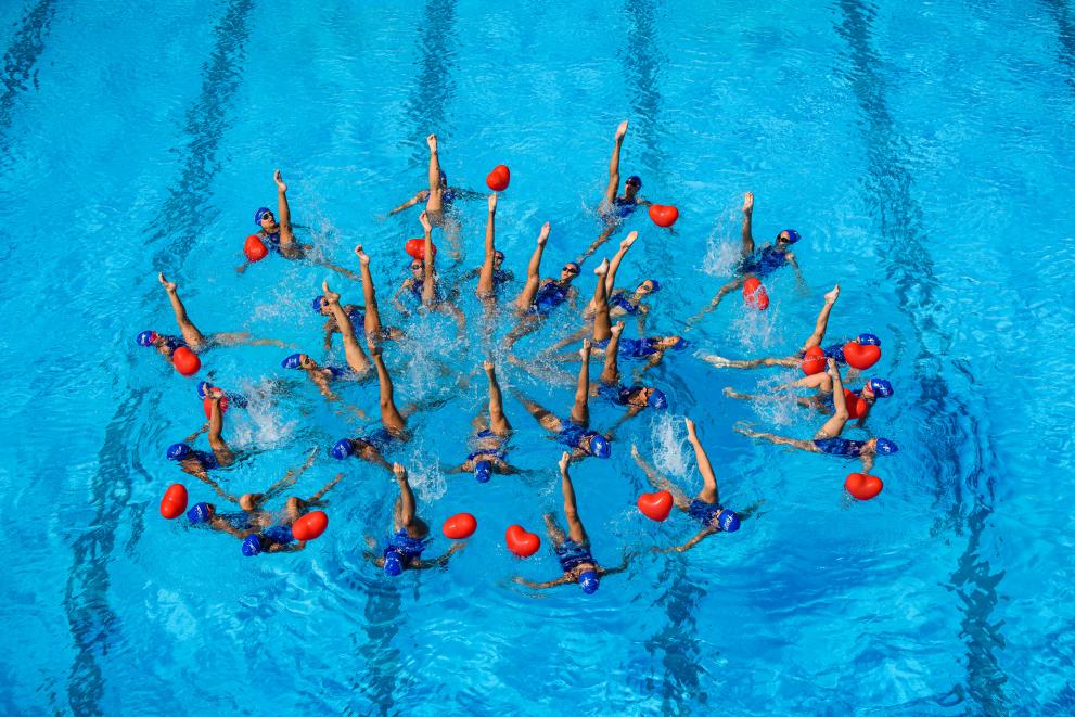 Воден флашмоб в подкрепа на донорството и трансплантациите направиха във Варна момичетата от отбора по синхронно плуване Албатрос