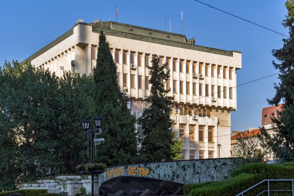 В Асеновград паметникът на Кирил и Методий, дело на Петко Москов, се намира в двора на училище, което носи името на Светите братя.