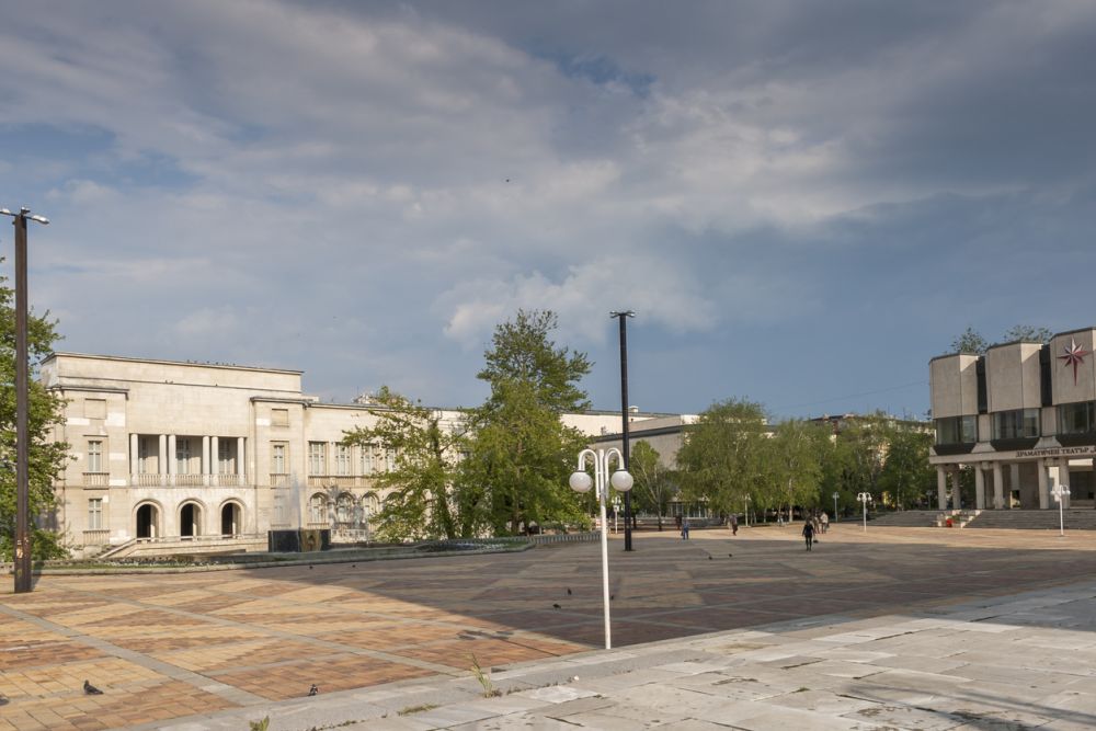 Паметник на “Св. св. Кирил и Методий” в Добрич има от 2007 г., благодарение на скулптора Никола Богданов. Монтиран е върху специален постамент пред сградата на централната поща.