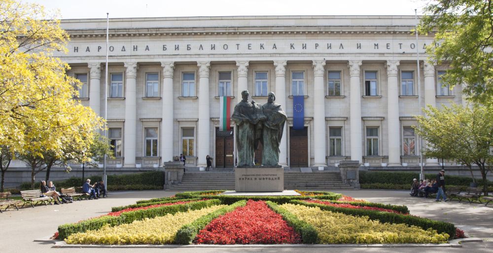 Пред Националната библиотека „Св. Св. Кирил и Методий” в София се намира един от най-впечатляващите монументи в столицата, дело на скулптора Владимир Гиновски (1927-2014) и на арх. Иван Иванчев (1915-1994).